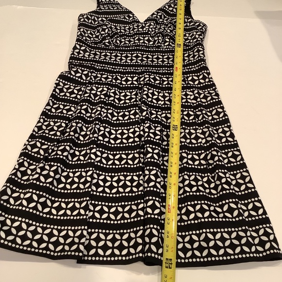 White House Black Market Fit and Flare Dress Size 4 Black and White Geometric - Picture 6 of 10